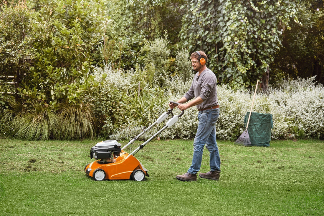 Ein Mann Vertikutiert einen Rasen mit einem STIHL Vertikutierer von Landtechnik Breindl
