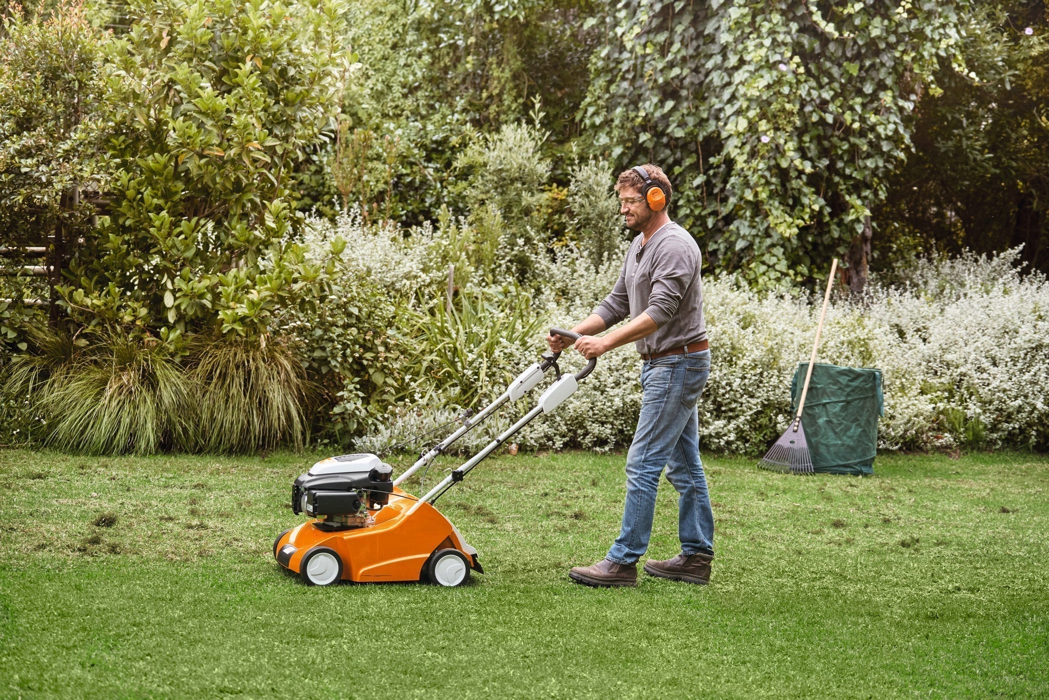 Ein Mann Vertikutiert einen Rasen mit einem STIHL Vertikutierer von Landtechnik Breindl