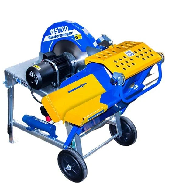 Binderberger Wippkreissäge WS 700 Z mit Zapfwellenantrieb beim Ablängen von Brennholz