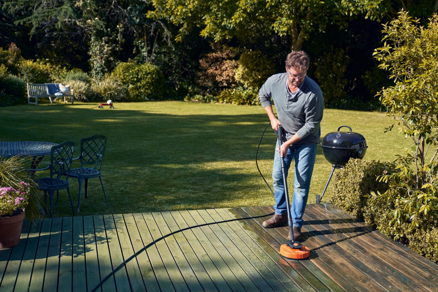Holzterrasse reinigen – So bleibt Ihre Terrasse dauerhaft sauber, rutschfest und langlebig