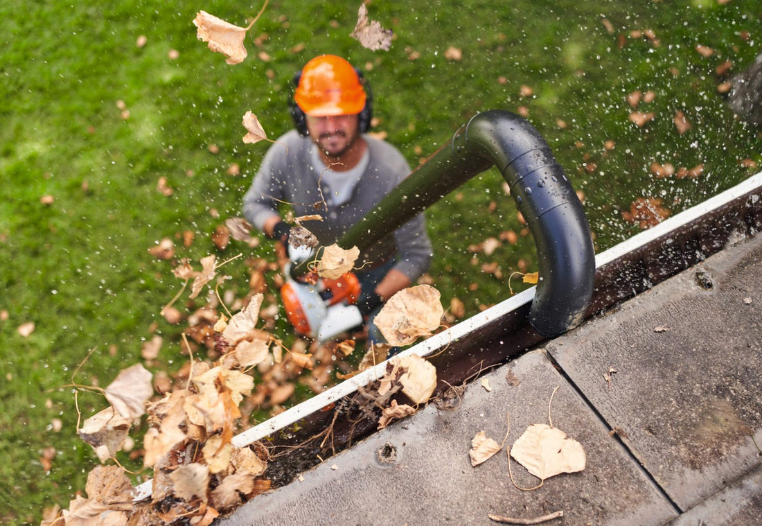 Dachrinne reinigen – Der komplette Praxisratgeber für Hausbesitzer