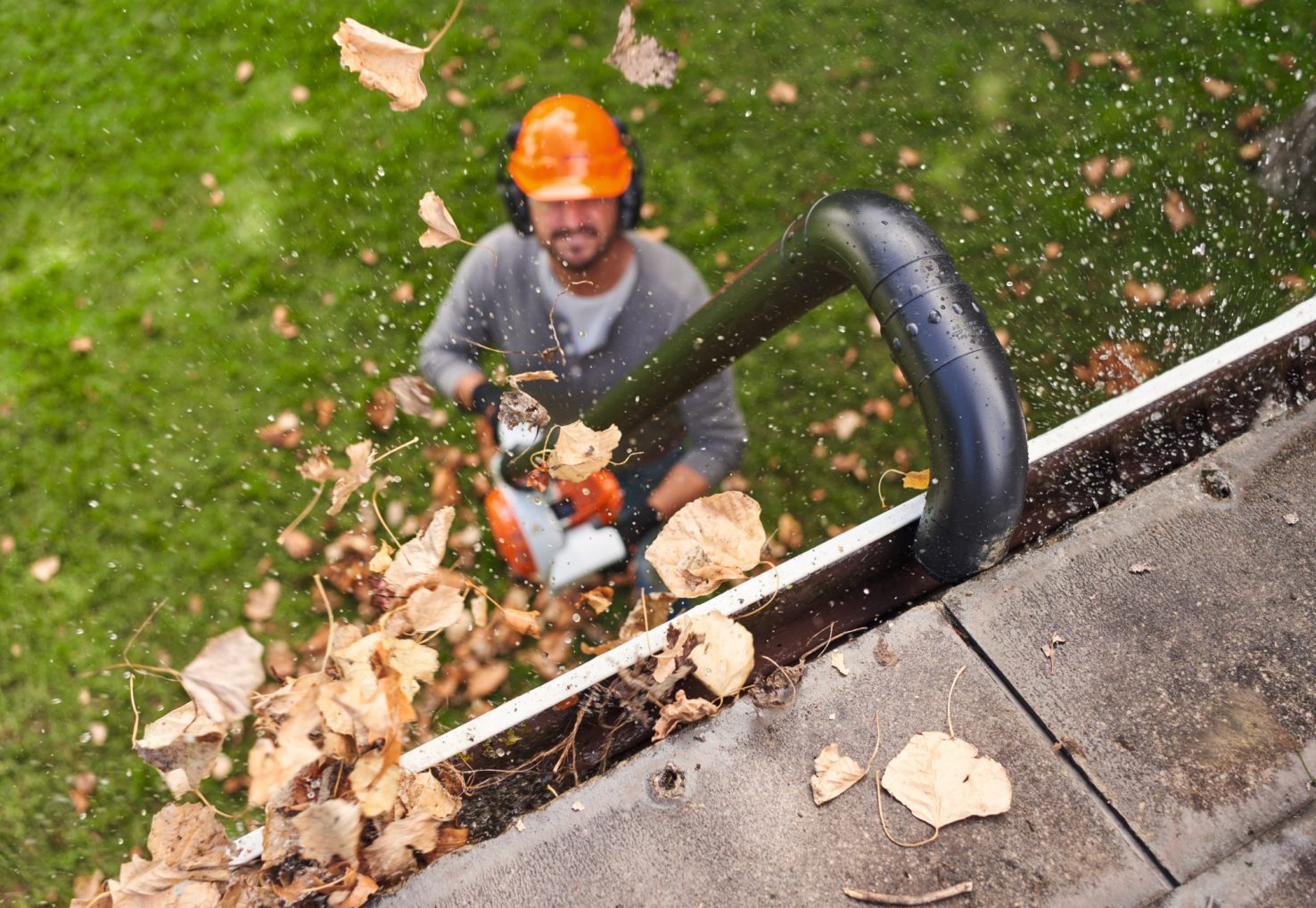 Dachrinne reinigen – Der komplette Praxisratgeber für Hausbesitzer