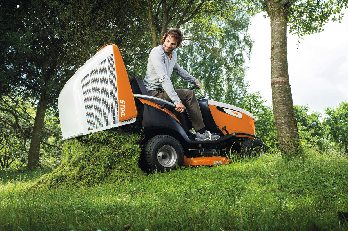 STIHL RT 6112 ZL Rasentraktor im Einsatz