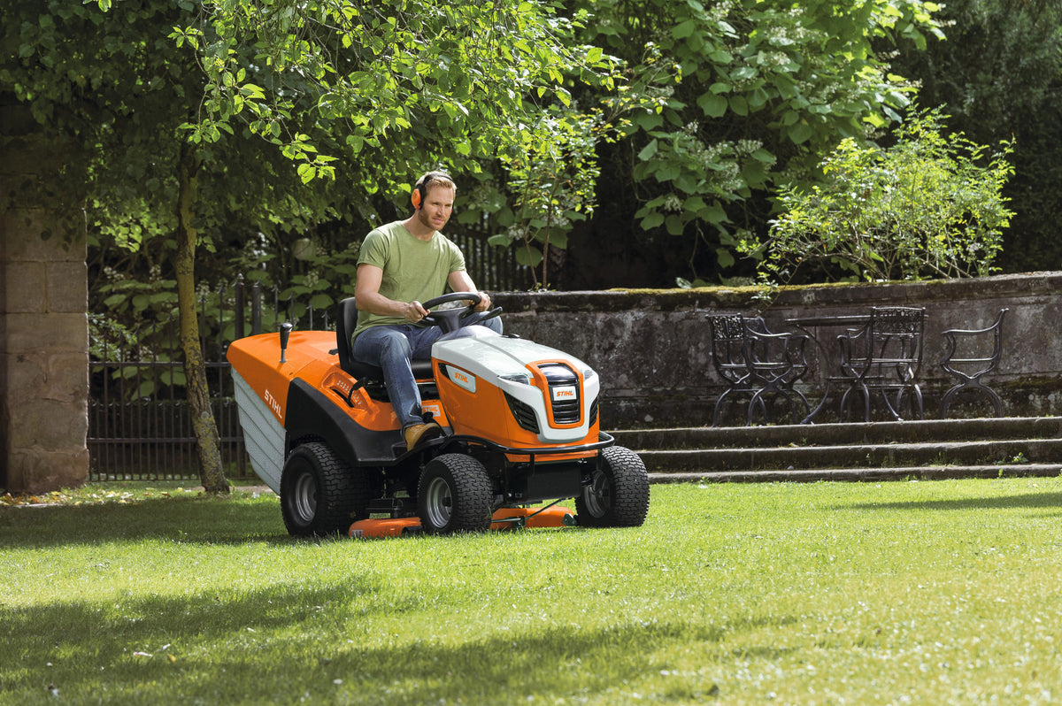 STIHL RT 6127 ZL Rasentraktor im Einsatz