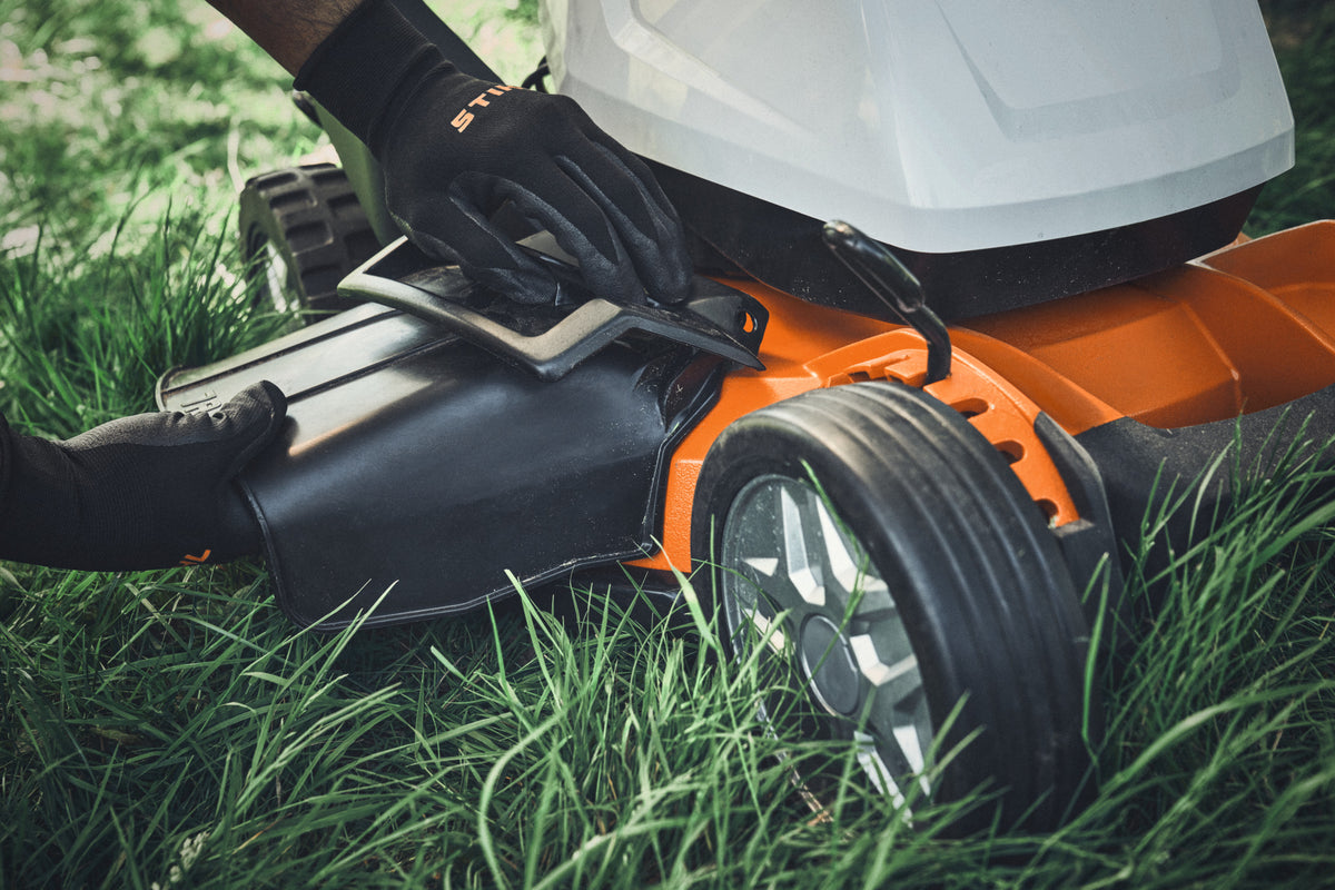 STIHL RMA 7 RV Akku-Rasenmäher im Einsatz