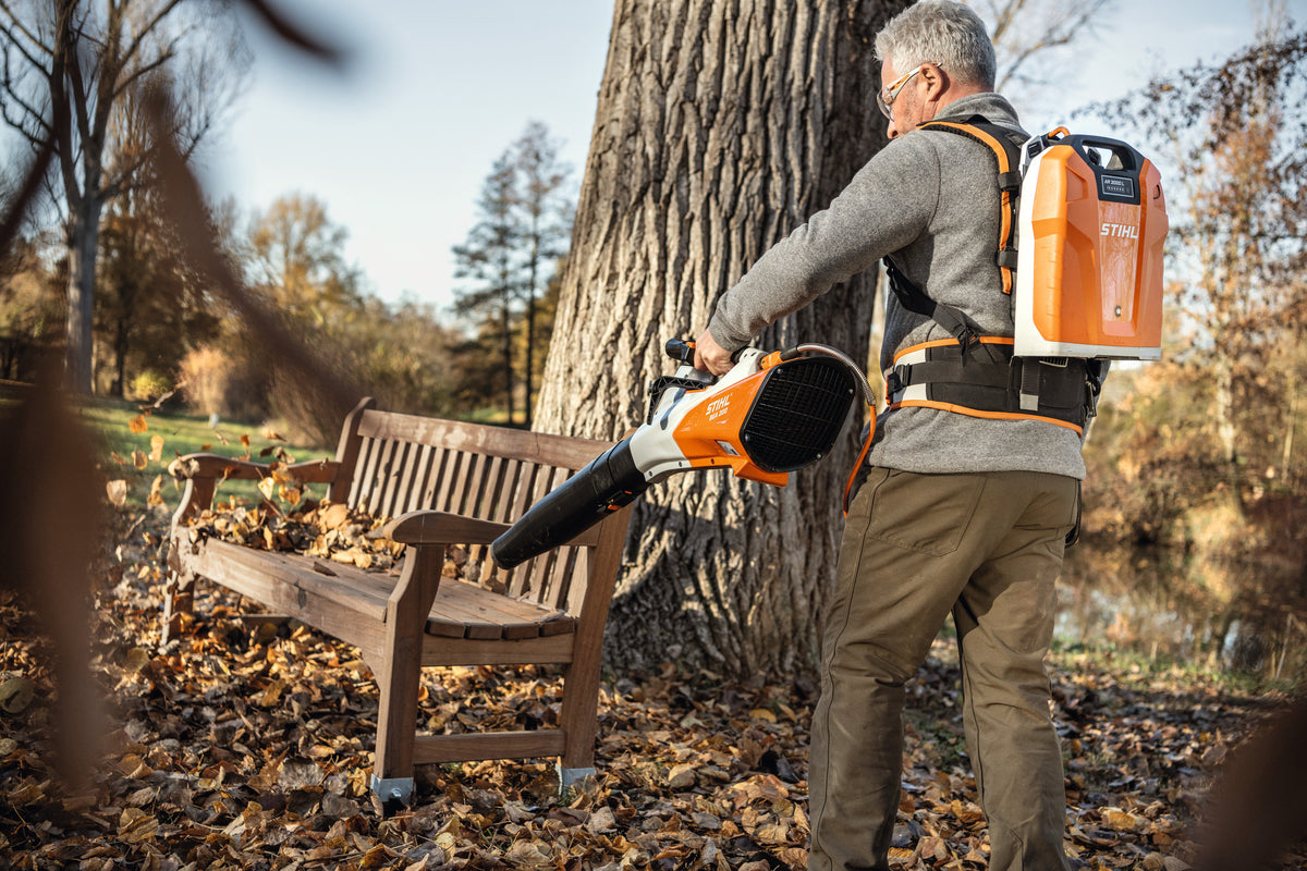 STIHL BGA 200 Akku-Laubbläser im Einsatz