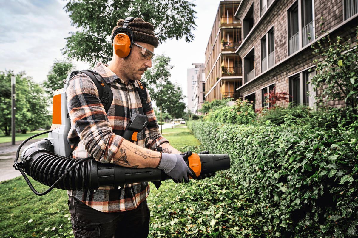 STIHL BRA 280 B Akku-Blasgerät im Einsatz