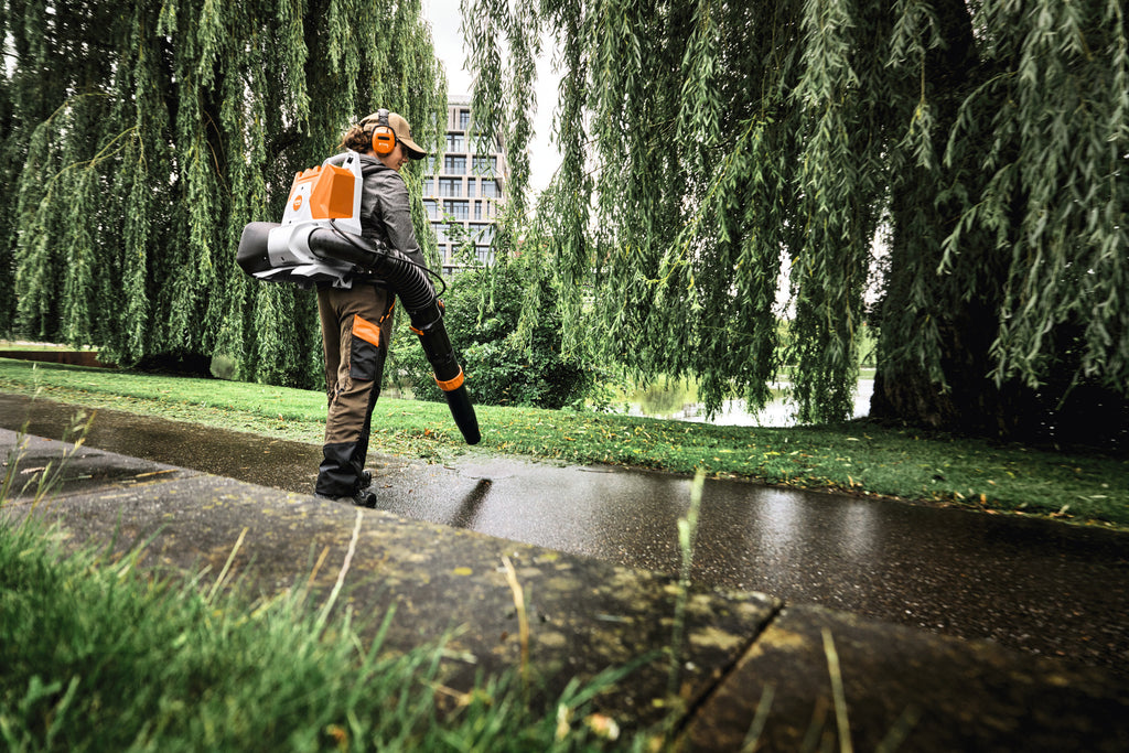 STIHL BRA 200 Akku-Blasgerät im Einsatz
