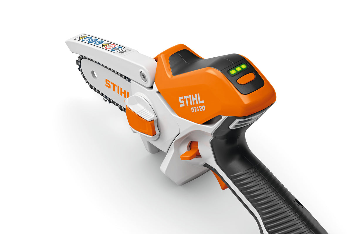 STIHL GTA 20 Akku-Gehölzschneider im Einsatz