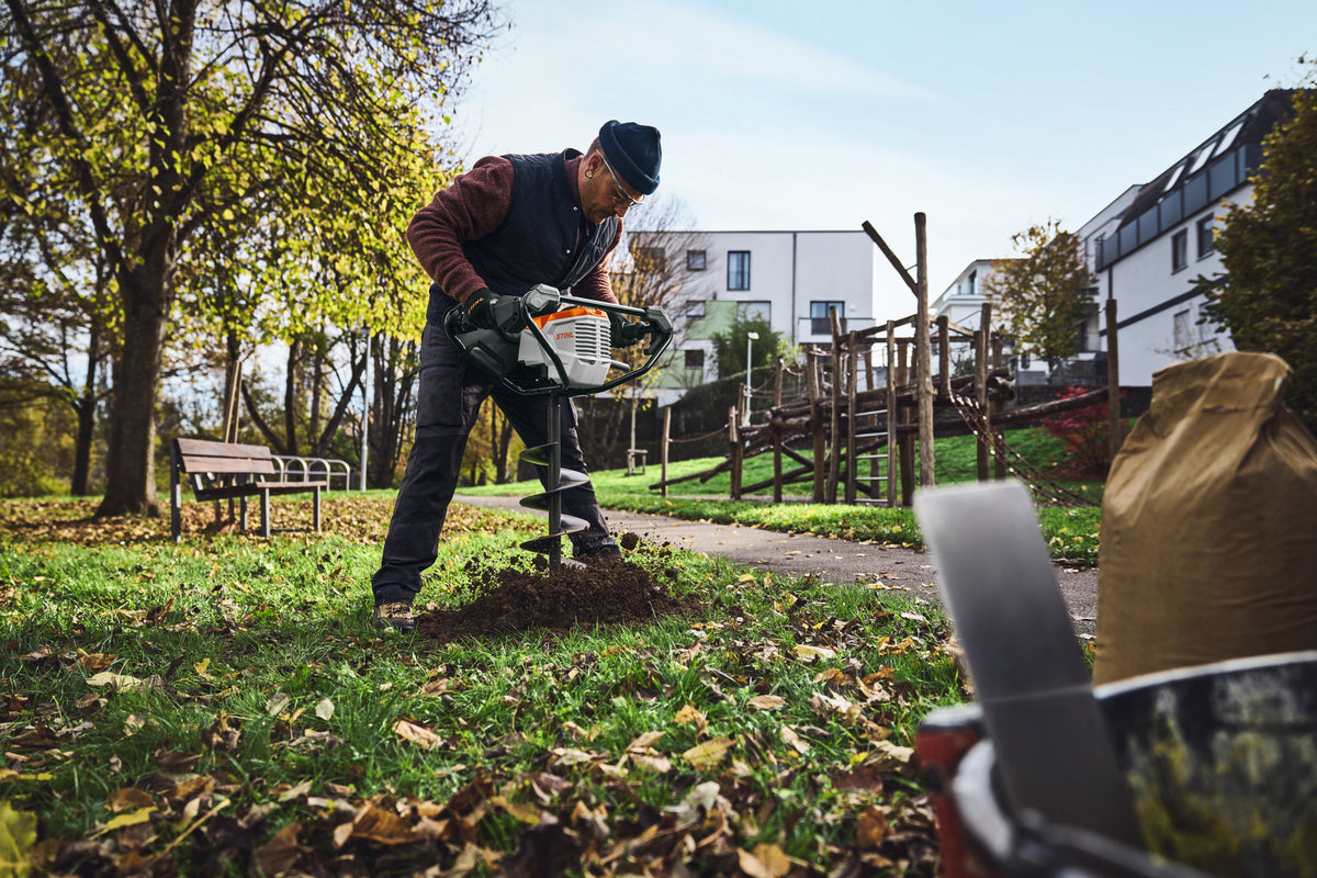 STIHL BTA 140 Akku-Erdbohrgerät im Einsatz