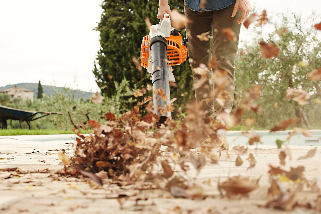 STIHL BG 56 Benzin-Laubbläser im Einsatz
