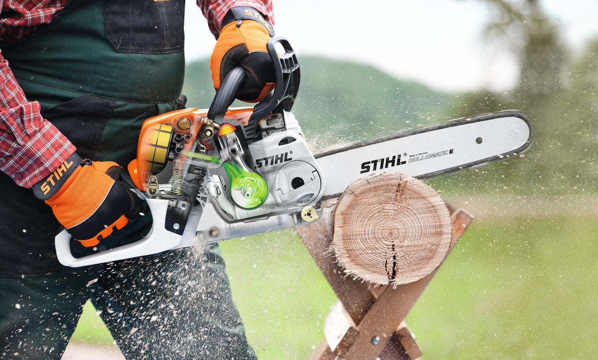 STIHL MS 251 Benzin-Kettensäge im Einsatz