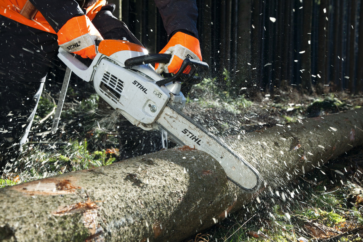 STIHL MS 201 C-M Benzin-Kettensäge im Einsatz