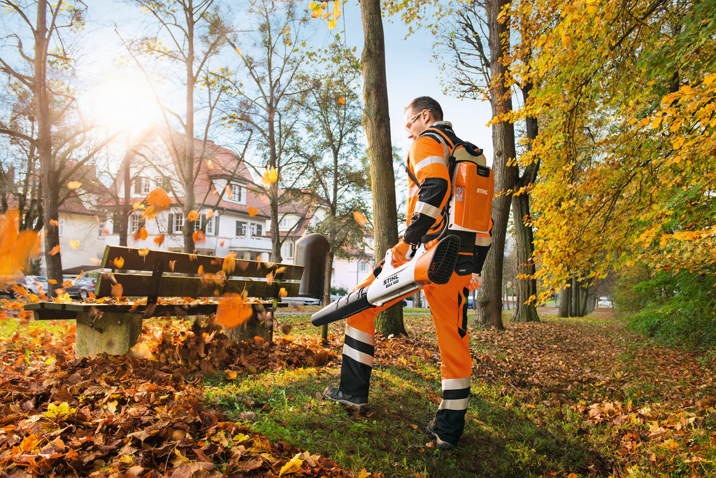 STIHL BGA 100 Akku-Laubbläser im Einsatz