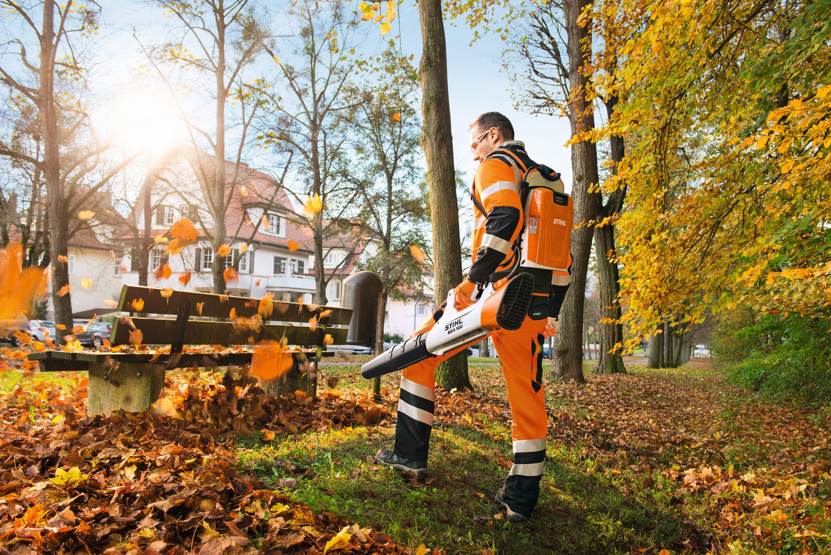 STIHL BGA 100 Akku-Laubbläser im Einsatz