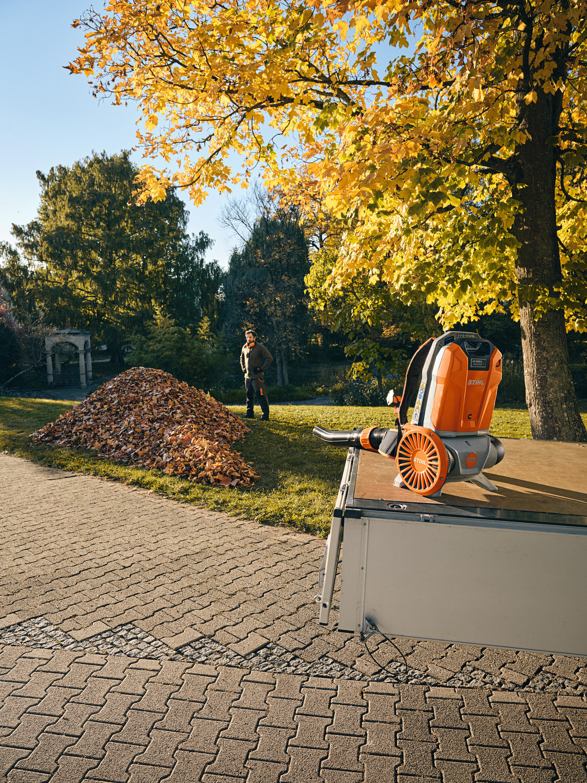 STIHL BGA 300 Akku-Laubbläser im Einsatz