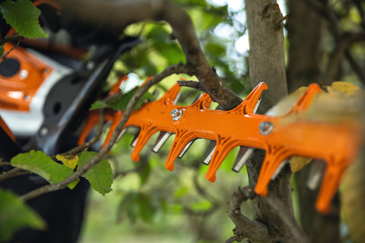 STIHL HSA 130 R Akku-Heckenschere im Einsatz