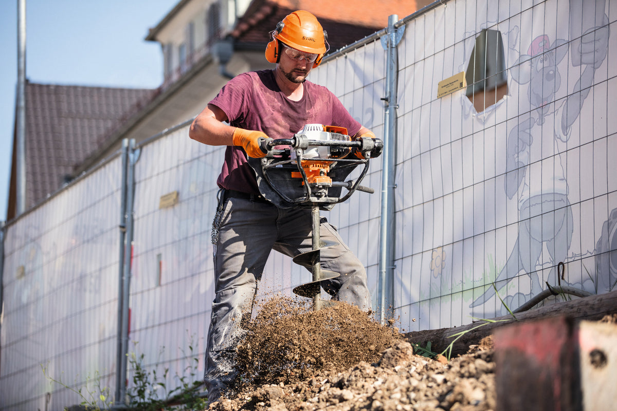 STIHL BT 131 Benzin-Erdbohrgerät Seitenansicht