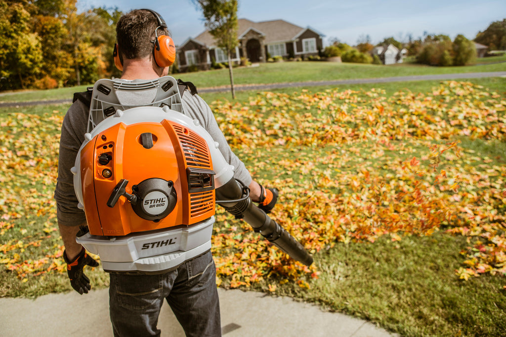 STIHL BR 600 Benzin-Blasgerät im Einsatz