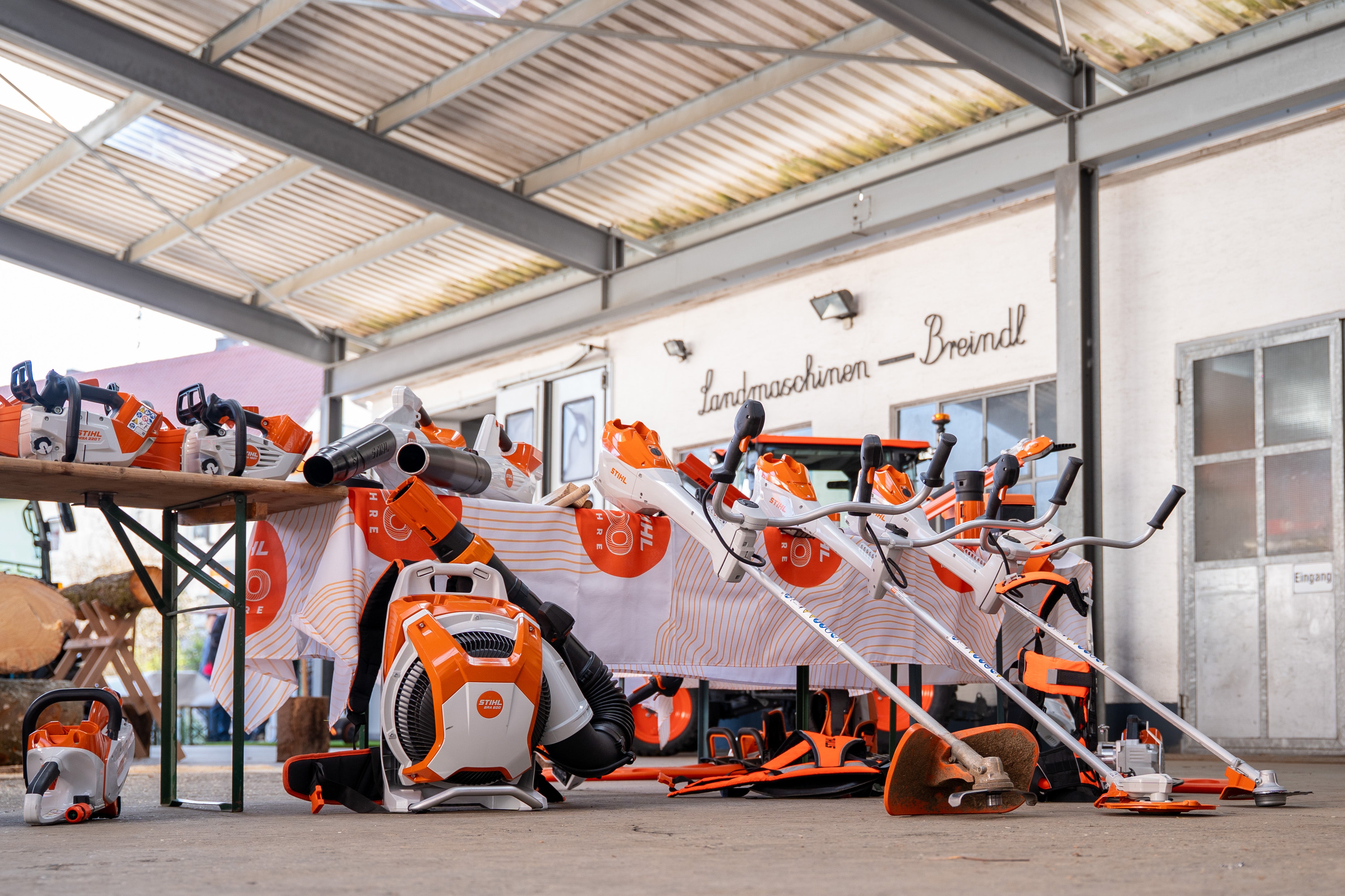 Viele STIHL Akkugeräte im Überblick, liegend auf einem Tisch | Landtechnik Breindl