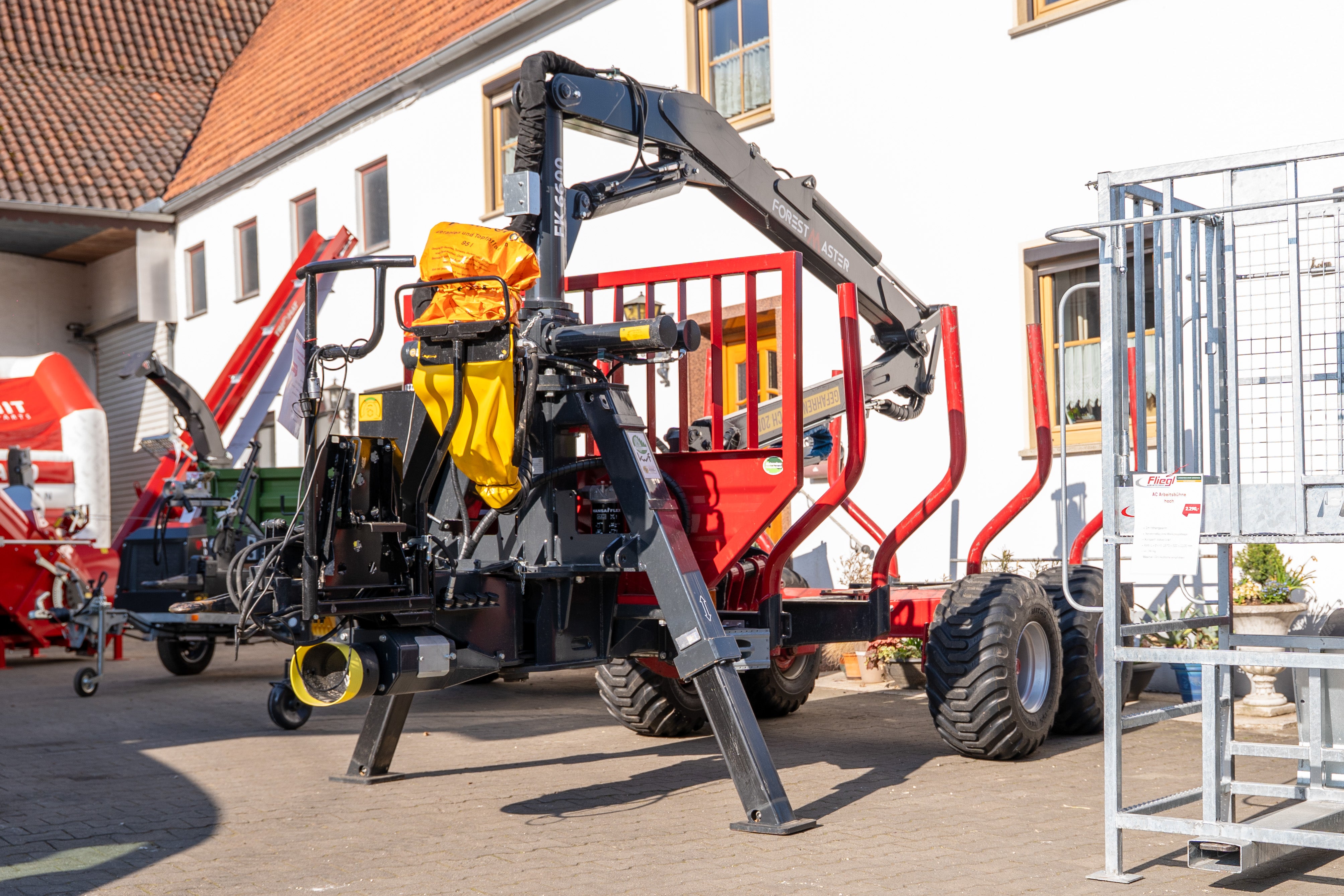 ForestMaster Rückewagen mit Kran FK 6600 auf dem Hof von Landtechnik Breindl