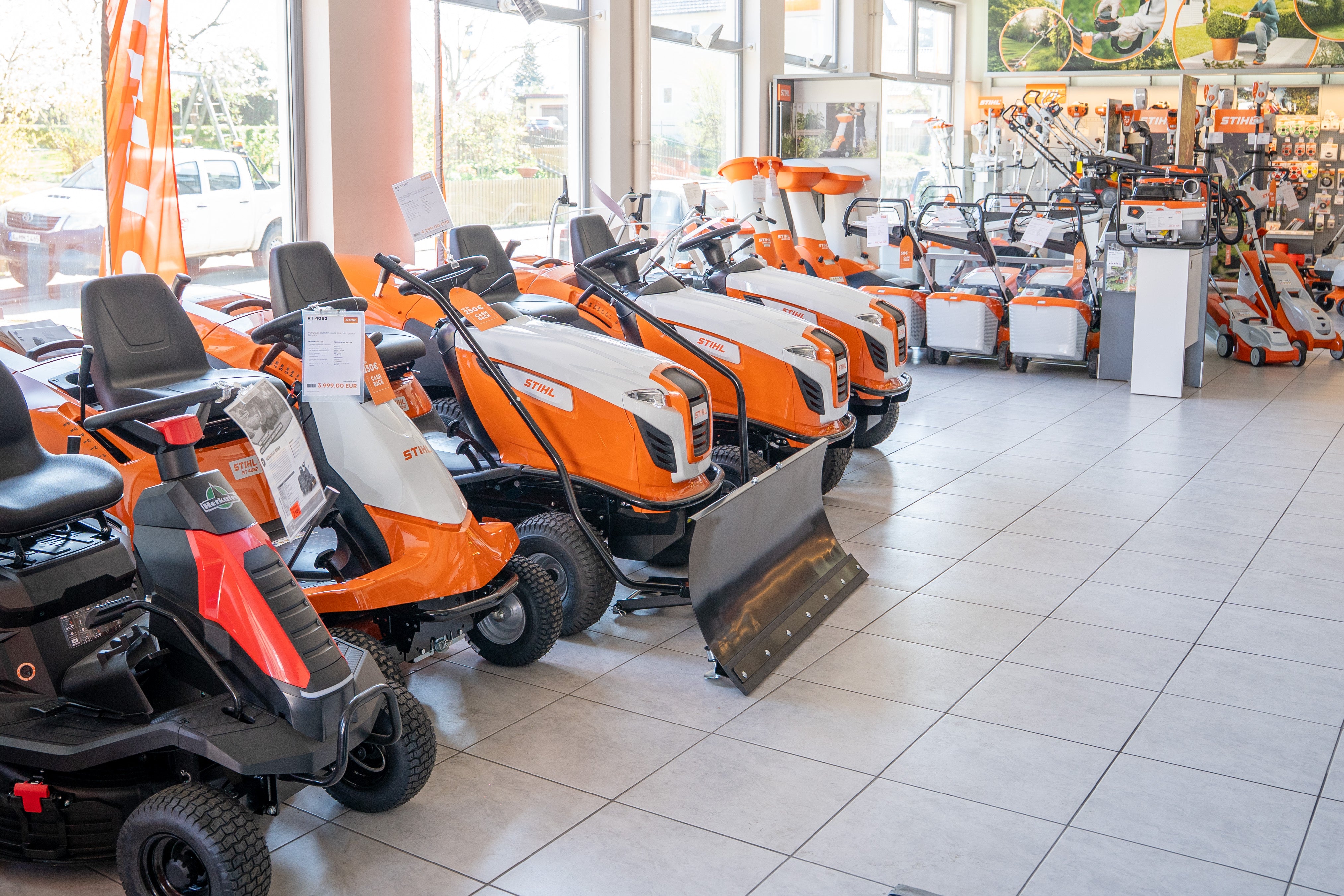 Verkaufsraum von Landtechnik Breindl mit STIHL Aufsitzmähern und Gartengeräten