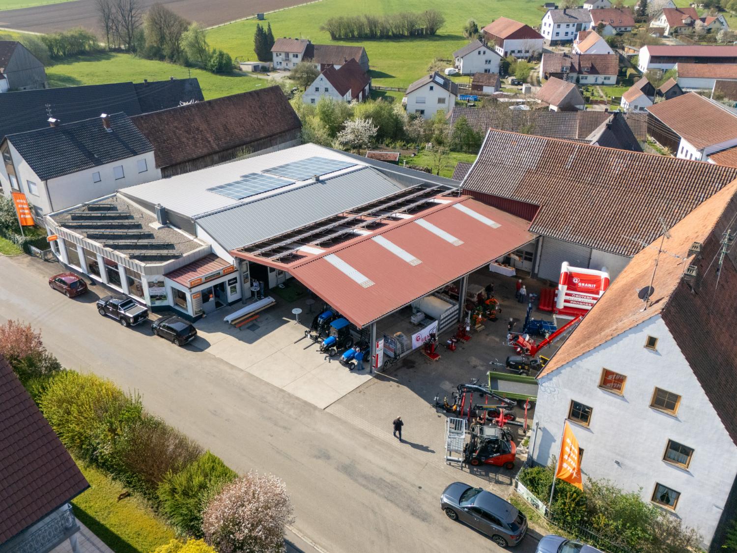 Luftaufnahme des Betriebsgeländes von Landtechnik Breindl in Rieblingen bei Wertingen