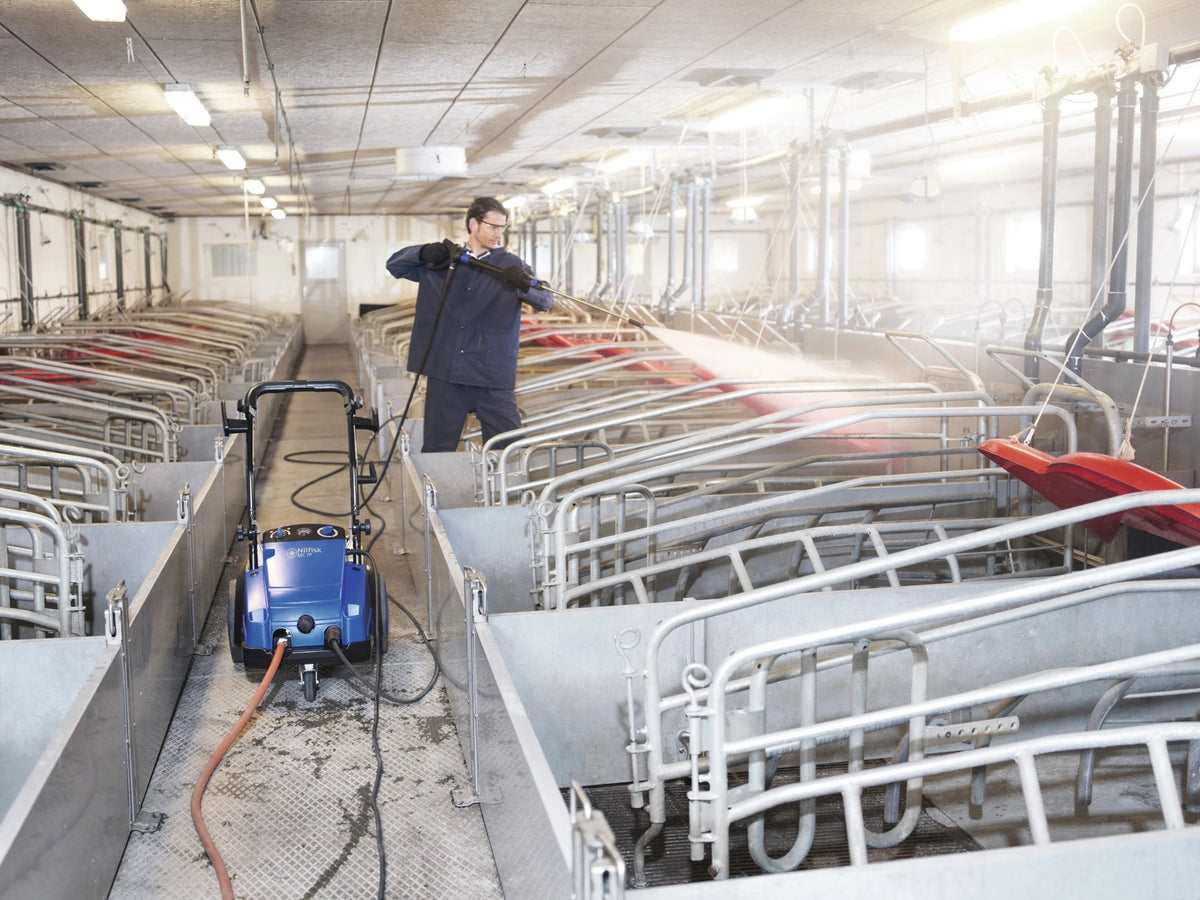 Nilfisk MC 7P bei der Reinigung im Schweinestall