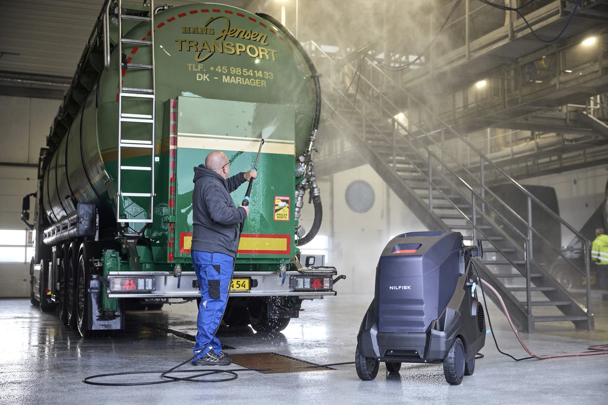 Nilfisk Heißwasser-Hochdruckreiniger der MH-Serie bei der Fahrzeugreinigung