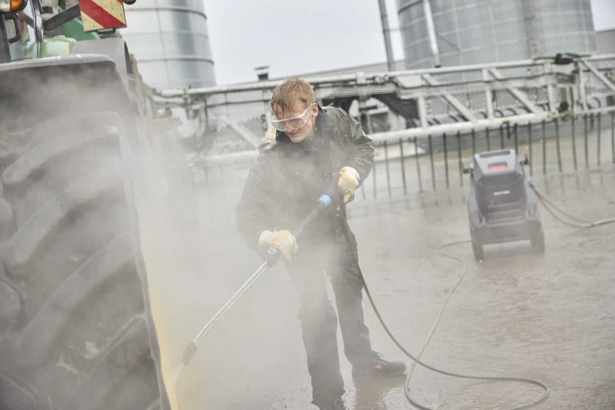 Nilfisk Heißwasser-Hochdruckreiniger der MH-Serie im landwirtschaftlichen Einsatz