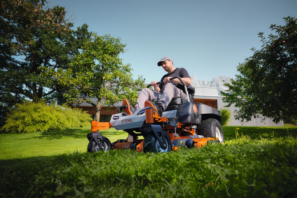 STIHL RZA 254 Akku-Zero-Turn-Mäher im Einsatz auf dem Rasen